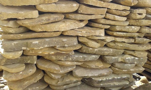 Песчаник колотый для облицовки (фр. 2-3 см)  купить  в Липецке песчаник бежевый серый рыжий песчаник строительный 5000 руб/т   фото 