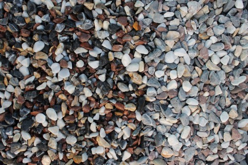  Микс мраморной гальки (щебень галтованный микс:белый-черный-розовый-медовый) фр.10-20 мм.  купить  в Липецке мрамор белый, медовый, черный, розовый мраморный декоративный ландшафтный окатанный округлый галтованный щебень 14500 руб/т   фото 