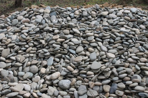 Kamenclub.ru: Галька речная плоская (ассорти) фр. 100-200-300 мм купить   в  Липецкегалька галечник природный серый, белый темно-серый синий рыжий светло-серый природная галька плоская крупная 5500 руб/т   фото КАМЕНЬ КЛУБ