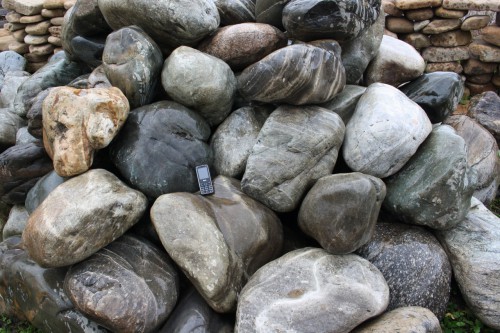  Речной валун Кабанчик фр.300-500 мм.  купить в Липецке крупный природный камень галька серый, темно-серый речной валун галечник масштабный 7000 руб/т   фото 