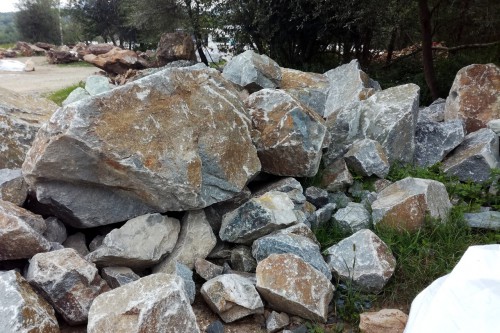 Гранит скальник (серо-зеленый) фр. 500-1500 мм.  купить в Липецке гранит мрамор  серый зеленый темно-серый глыба скальная колотая ландшафтная 7 500 руб/т   фото 