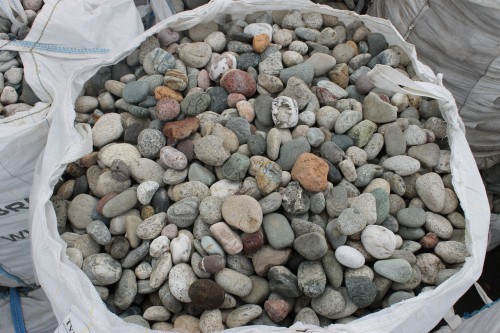  Галька окат (цветная картошка) фр. 50-100 мм. купить   в Липецке галька природная окатанная серый белый цветной синий темно-серый коричневый округлый галечник окатанный 4500 руб/т   фото 