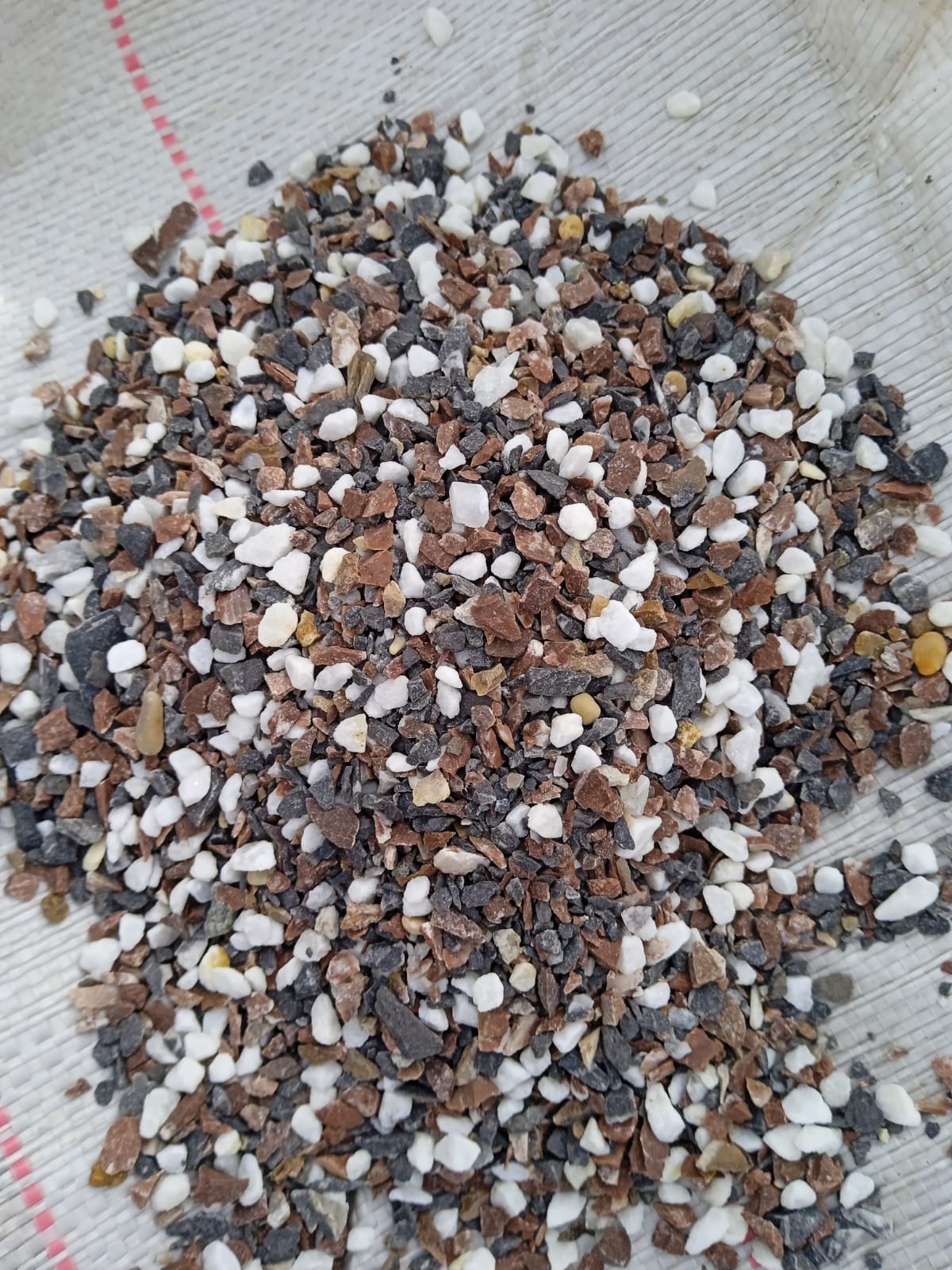  Мраморная галька (щебень галтованный микс:белый-черный-розовый-медовый) фр.5-10 мм.  купить  в Липецке мрамор белый, медовый, черный, розовый мраморный галтованный щебень декоративный ландшафтный 14500 руб/т   фото 