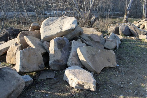 Песчаник плиты - плахи - пошаговые дорожки (фр. 70-150 мм)  купить  в Липецке песчаник серый бежевый желтый зеленый колотый песчаник строительный 6500 руб/т   фото 