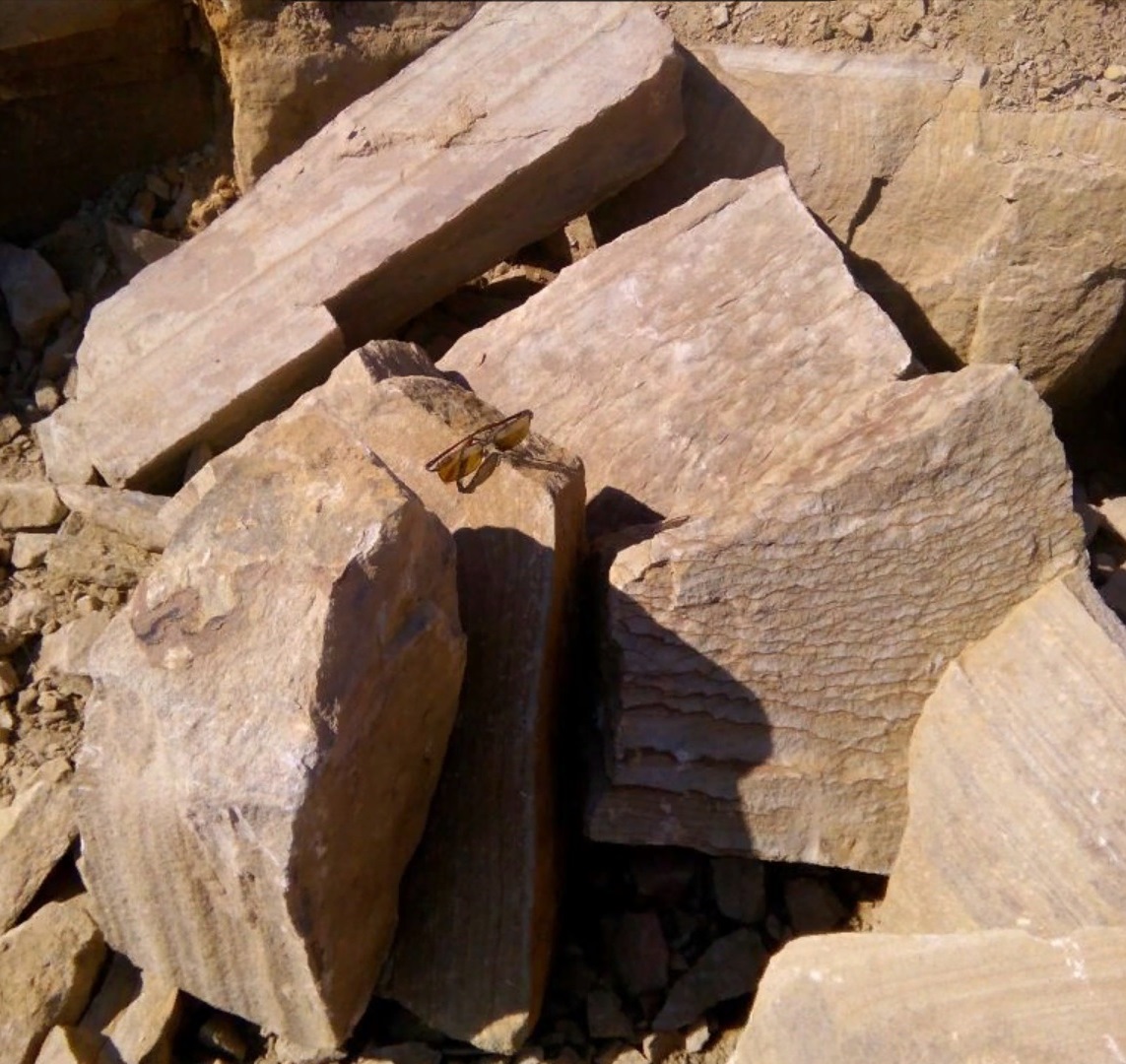 Песчаник пластушка желтый с рисунком (7-15 см)  купить  в Липецке плитняк - пластушка - бут желтый песчаник 8 000 руб/м3   фото 