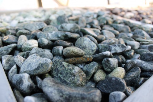  Зеленая галька (щебень галтованный зеленый змеевик) фр. 20-40 мм.  купить  в Липецке мрамор зеленый, салатовый оголтованный щебень мраморный 12 500 руб/т   фото 