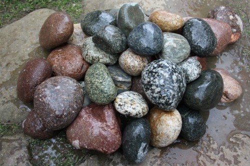  Галька окат (цветная картошка) фр. 50-100 мм. купить   в Липецке галька природная окатанная серый белый цветной синий темно-серый коричневый округлый галечник окатанный 4500 руб/т   фото 