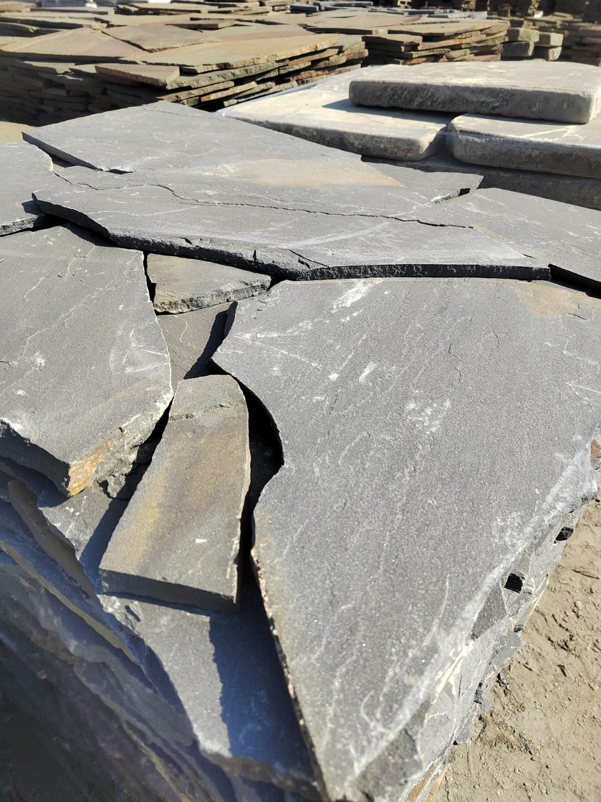 Песчаник пластушка светло-серый (3,0 см)  купить  в Липецке песчаник светло-серый, серый песчаник рваный ландшафтный колотый 7 500 руб/м3   фото 