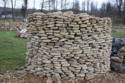 Песчаник для мощения дорожек, площадок, парковок ( фр 5-10 см)  купить  в Липецке песчаник  серый желтый коричневый рыжий песчаник оголтованный окатанный 6500 руб/т   фото 