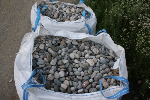  Галька речная окат (ассорти) фр. 50-100 мм. купить   в Липецке галька природная округлая серая белая черная серая коричневая синяя галька речная окатанная округлая 5000 руб/т   фото 