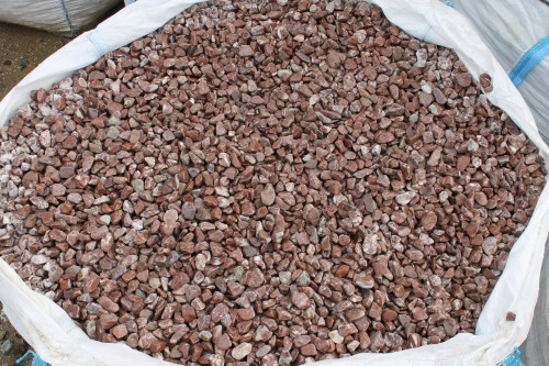  Розовая мраморная галька (щебень галтованный розовый) фр.10-20 мм.  купить  в Липецке мрамор розовый, красный ландшафтный декоративный окатанный округлый щебень 13500 руб/т   фото 