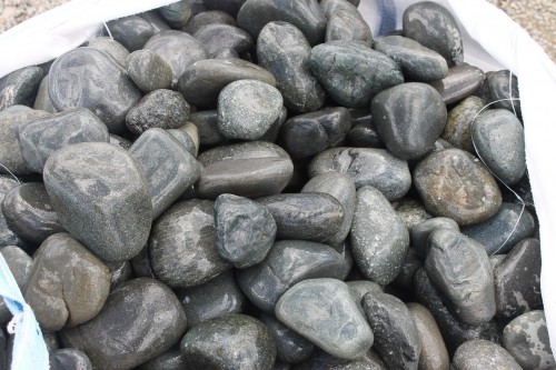 Темно-серый валунчик фр.100-300 мм.  купить в Липецке крупный природный камень серый, темно-серый, светло-серый речная галька большого размера окатанная 4500 руб/т   фото 
