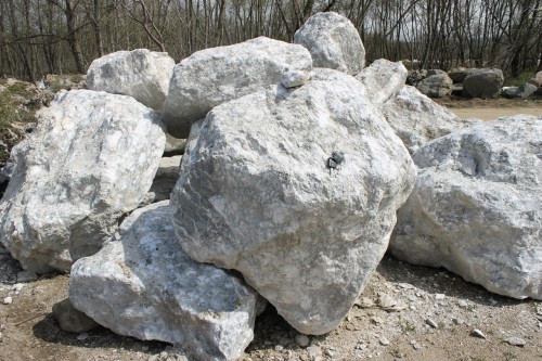 Мраморизированный известняк фр.500-1500 мм.  купить в Липецке    7 000 руб/т   фото 