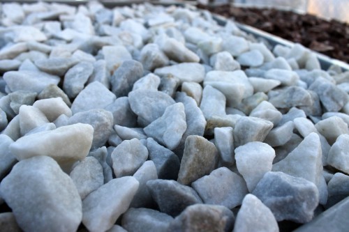  Мраморная крошка, щебень, цвет-белый,  фр. 20-40 мм.  купить  в Липецке мрамор белый молочный слоновая кость айвори  мраморная крошка ландшафтная 9500 руб/т   фото 