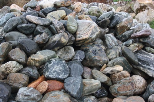  Ландшафтные валунчики фр.100-500 мм.  купить в Липецке крупный природный камень серый, темно-серый, светло-серый речной валун крупный 4800 руб/т   фото 