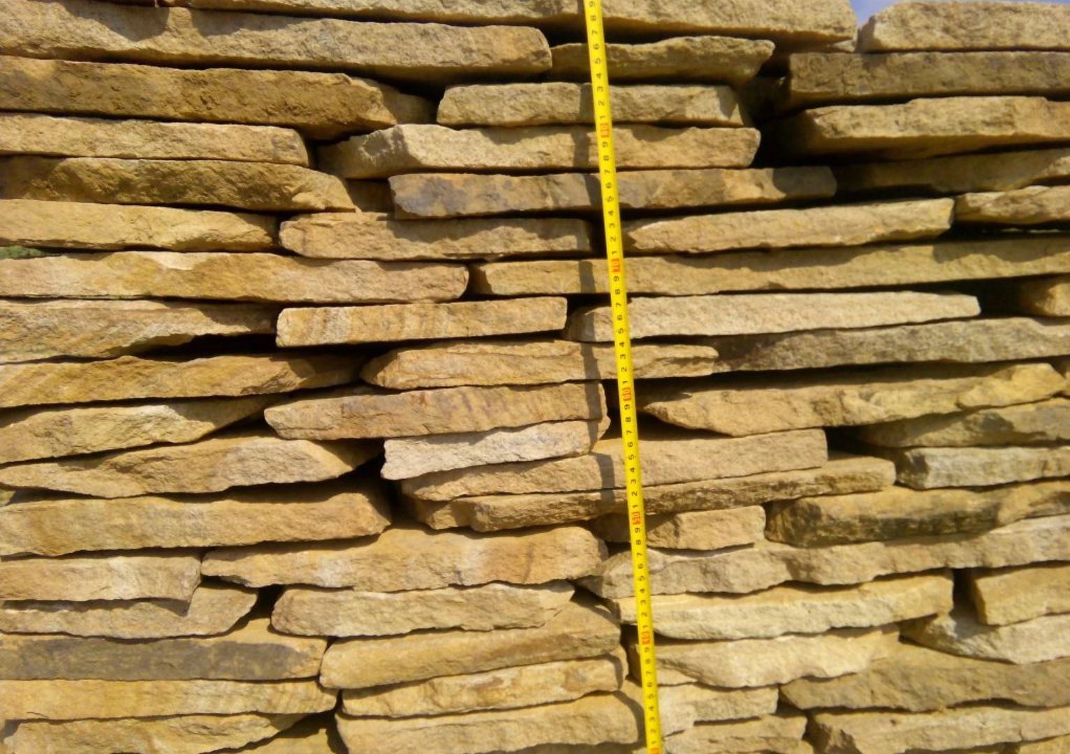 Песчаник пластушка желтый с разводом под дерево (2 см)  купить  в Липецке плитняк желтый с разводами, желтый, рыжий, серый песчаник пластушка рваная ландшафтная 11 000 руб/м3   фото 