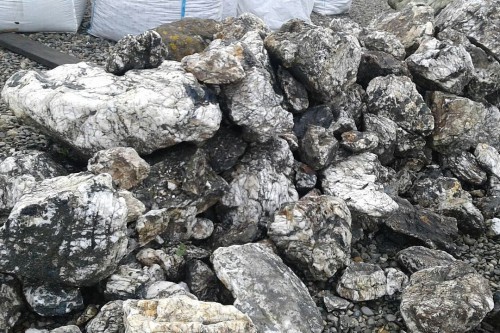  Черный гранит - кварцит фр. 500-1000 мм.  купить в Липецке гранит кварцит черный серый белый скальный колотый валун 7000 руб/т   фото 