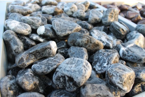  Галька мраморная черная (щебень галтованный черный мрамор) фр. 50-100 мм.  купить  в Липецке мрамор черный с белыми прожилками щебень ландшафтный мраморный 9000 руб/т   фото 