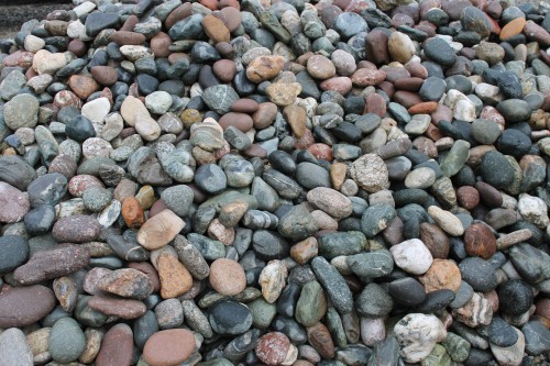  Галька окат (цветная картошка) фр. 50-100 мм. купить   в Липецке галька природная окатанная серый белый цветной синий темно-серый коричневый округлый галечник окатанный 4500 руб/т   фото 