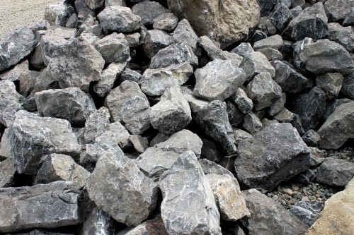  Черный мрамор скальник фр. 1000-1500 мм.  купить в Липецке мрамор черный белый серый крупный колотый валун ландшафтный 9000 руб/т   фото 