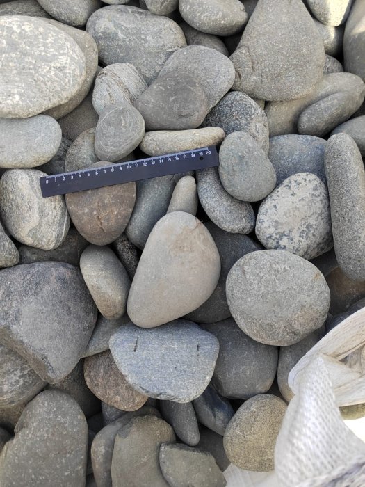  Галька речная плоская (темно-серая) фр. 70-150 мм. купить  в Липецке  галечник природный темно-серый серый синий речная плоская природная окатанная  7000 руб/т   фото 