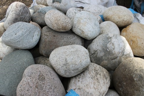  Речной валун (Ассорти) фр.100-300 мм.  купить в Липецке галечник серый, темно-серый, светло-серый речная галька крупных размеров 4200 руб/т   фото 