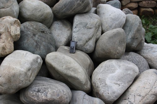 Речной валун Кабанчик фр.300-500 мм.  купить в Липецке крупный природный камень галька серый, темно-серый речной валун галечник масштабный 7000 руб/т   фото 