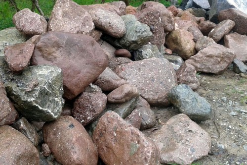 Конгломераты фр. 300-1000 мм.  купить в Липецке кварц мрамор диабаз коричневый, серый зеленоватый речной валун крупный 6500 руб/т   фото 