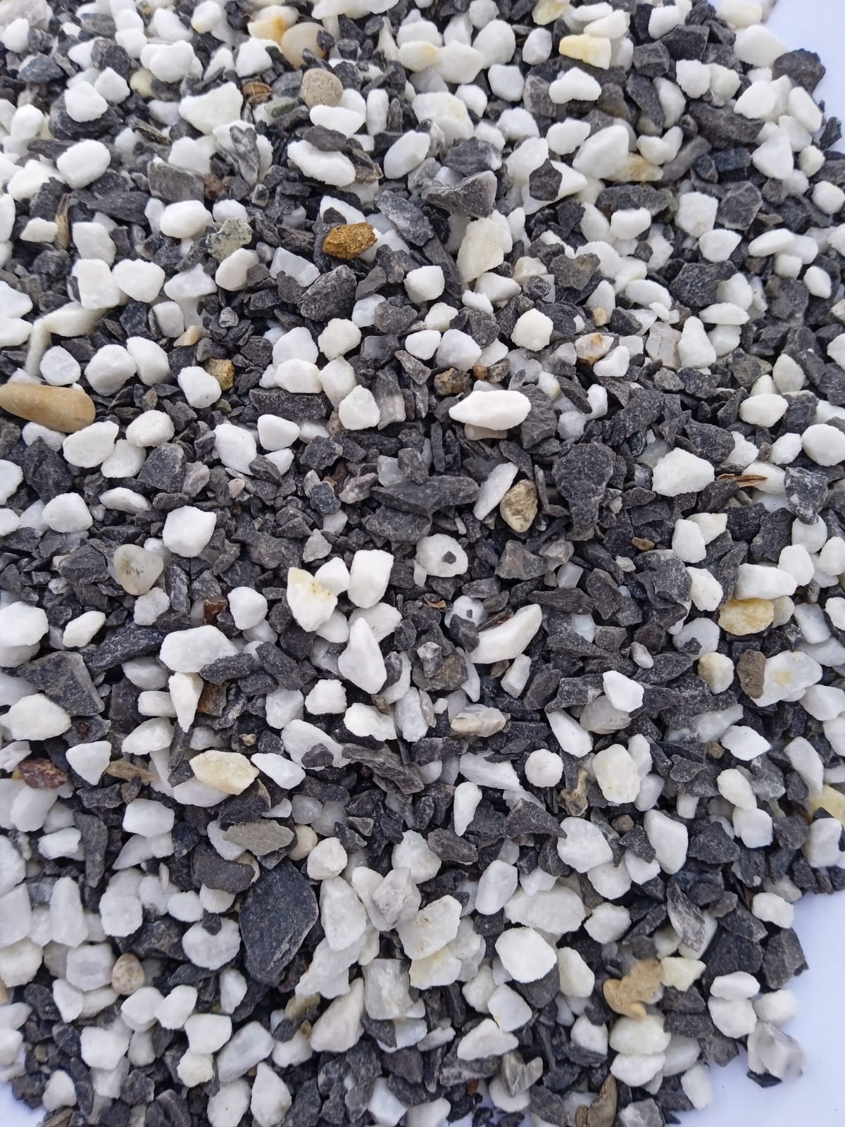  Мраморная галька (щебень галтованный микс:белый-черный-розовый-медовый) фр.5-10 мм.  купить  в Липецке мрамор белый, медовый, черный, розовый мраморный галтованный щебень декоративный ландшафтный 14500 руб/т   фото 