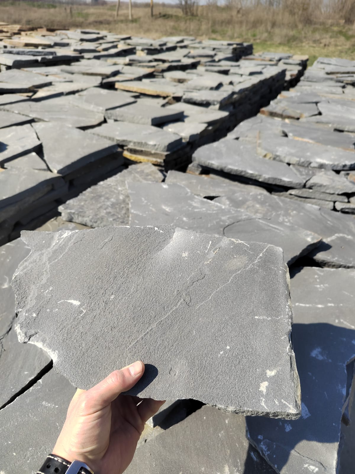 Песчаник пластушка светло-серый (2,0 см)  купить  в Липецке плитняк- ластушка светло-серый, серый рваный ландшафтный плитняк колотый 7 500 руб/м3   фото 