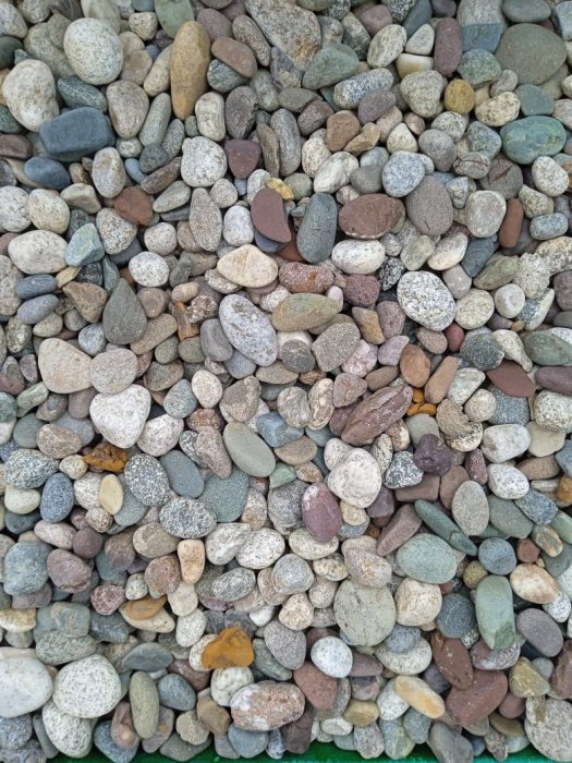  Галька горная речная окат (цветная) фр. 20-40 мм. купить   в Липецке галька речная серый синий бежевый белый окатанная речная галька ландшафтная 5000 руб/т   фото 