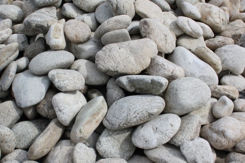 Бело-серый валунчик фр.100-300 мм.  купить в Липецке крупный камень для ландшафта серый, белый бело-серый валун крупная галька 4500 руб/т   фото 