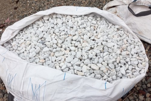  Галька белая мраморная (щебень галтованный белый), фр.20-40 мм.  купить  в Липецке мрамор белый бежевый молочный мраморный щебень декоративный 14500 руб/т   фото 