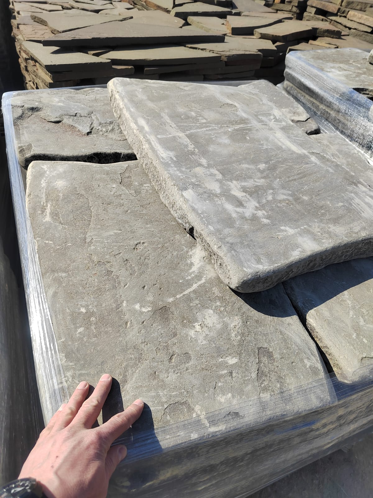 Песчаник пластушка галтованная светло-серая (3,0 см)  купить  в Липецке песчаник светло-серый, серый ландшафтный камень рваный колотый 12 000 руб/м3   фото 