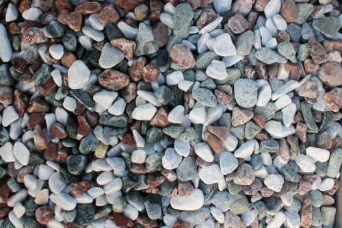  Микс разноцветной гальки (щебень галтованный микс:белый-зеленый-розовый) фр.20-40 мм.  купить  в Липецке мрамор белый, зеленый, розовый мрамор декоративный (галтовка) 14500 руб/т   фото 