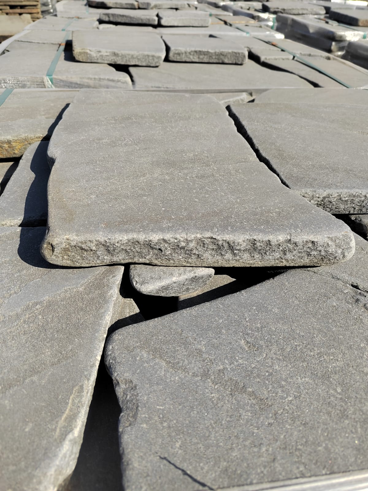 Песчаник галтованный для облицовки (фр. 2-5 см)  купить  в Липецке песчник рыжий желтый серый песчаник окатанный речной 6 000 руб/т   фото 