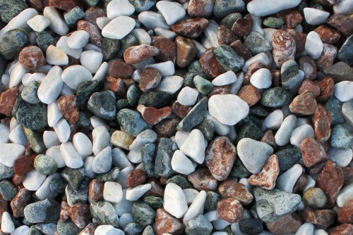 Микс разноцветной гальки  (щебень галтованный микс:белый-черный-розовый) фр.40-70 мм.  купить  в Липецке мрамор белый, черный розовый декоративный щебень галтованный 14500 руб/т   фото 