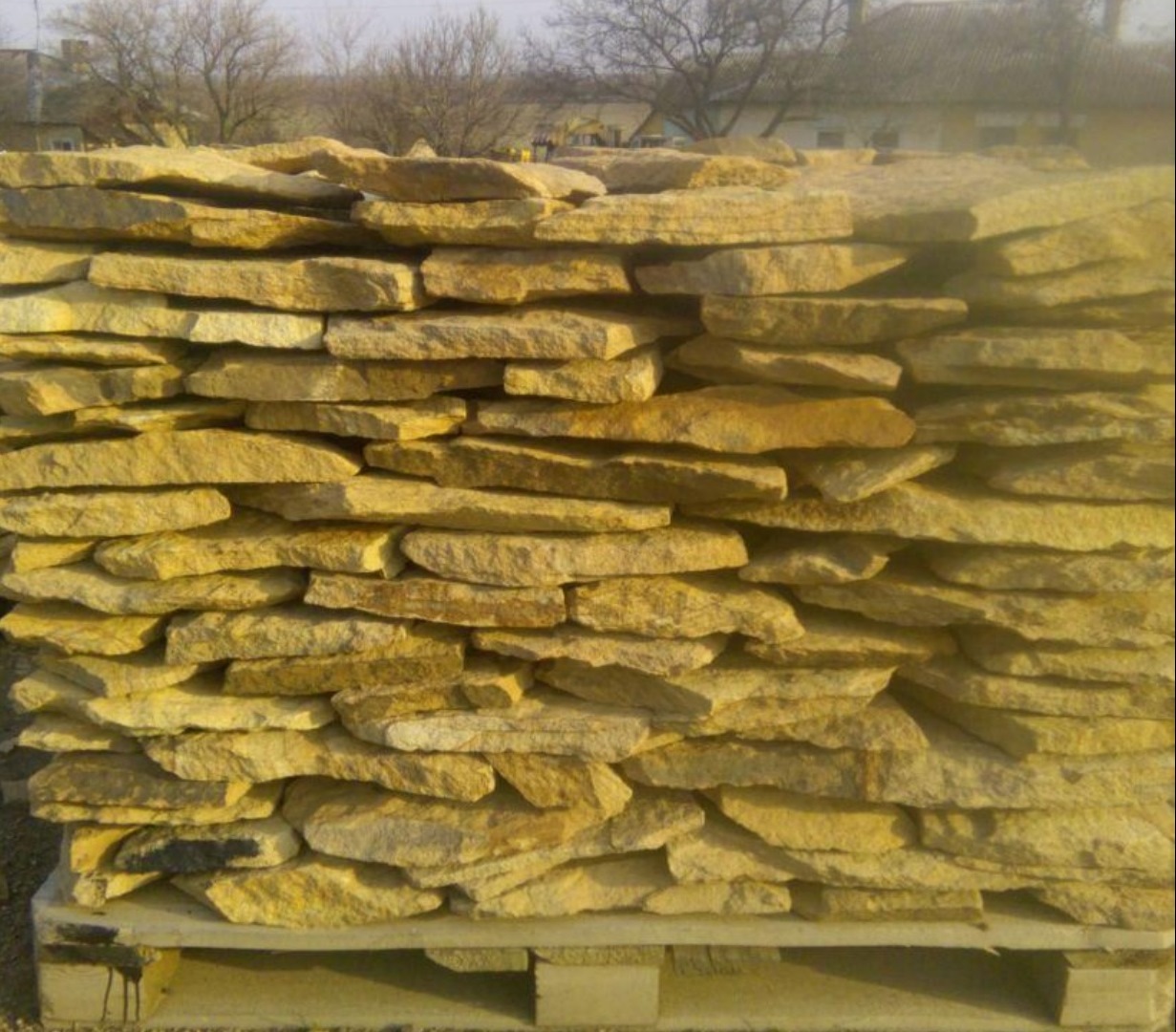 Песчаник пластушка "фонтанка" желтая (3,0 - 5,0 см)  купить  в Липецке песчаник желтая, рыжий, желтый песчаник колотый рваный со сколом облицовочный 8 500 руб/м3   фото 