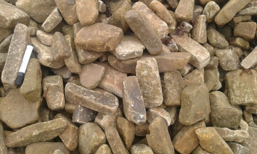 Песчаник для строительства и кладки блочный (фр 100-200 мм)  купить  в Липецке песчаник бежевый серый рыжий валун мелкий для строительства песчаник 6500 руб/т   фото 