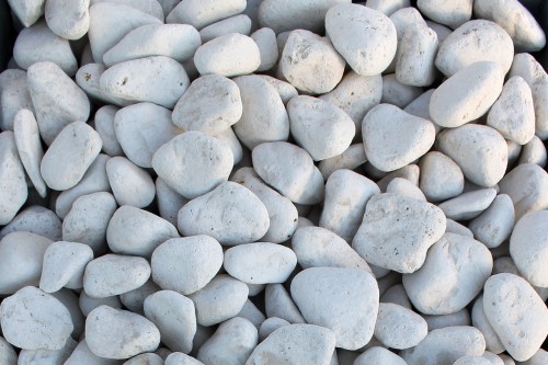 Белая галька (щебень галтованный белый мрамор) фр.5-10 мм.  купить  в Липецке мрамор белый, айвори, молочный каменная мраморная декоративная ландшафтная крошка 14500 руб/т   фото 
