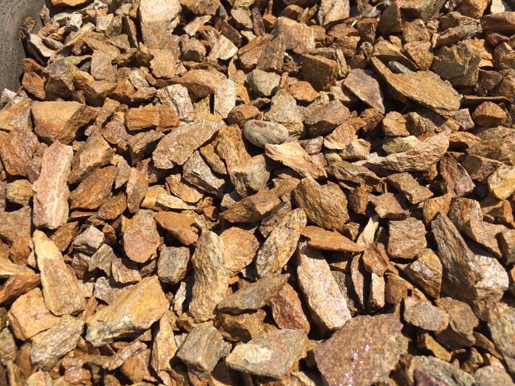  Щебень крошка желтый (ЗЛАТОЛИТ) фр. 10-20 мм.  купить  в Липецке златолит бежевый, золотистый, желтый каменная декоративная крошка щебня златолита 8 000 руб/т   фото 