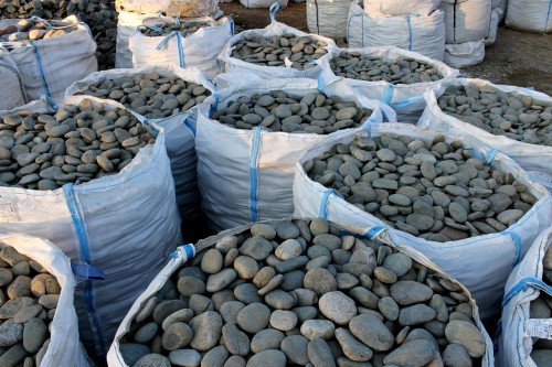 Kamenclub.ru: Галька речная плоская (темно-серая) фр. 100-200-300 мм. купить   в  Липецкегалька речная плоская темно-серый, серый, синий речной галечник плоский 6000 руб/т   фото КАМЕНЬ КЛУБ