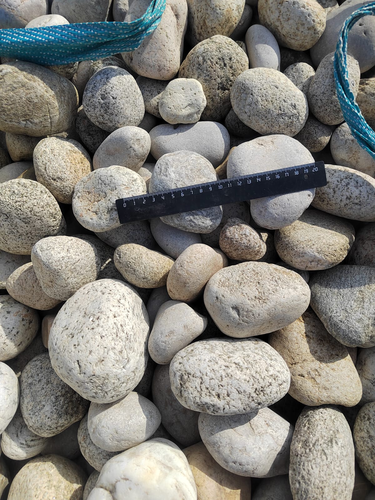  Галька речная окат (серо-белая) фр. 70-120 мм купить   в Липецке галька галечник бело-серая, серо-белая, серая, белая речная природная галька  5500 руб/т   фото 