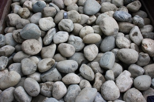 Речной валун (Ассорти) фр.100-300 мм.  купить в Липецке галечник серый, темно-серый, светло-серый речная галька крупных размеров 4200 руб/т   фото 