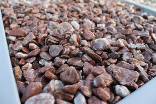  Розовая мраморная галька (щебень галтованный розовый) фр.10-20 мм.  купить  в Липецке мрамор розовый, красный ландшафтный декоративный окатанный округлый щебень 13500 руб/т   фото 