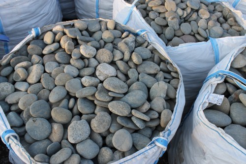 Kamenclub.ru: Галька речная плоская (ассорти) фр. 100-200-300 мм купить   в  Липецкегалька галечник природный серый, белый темно-серый синий рыжий светло-серый природная галька плоская крупная 5500 руб/т   фото КАМЕНЬ КЛУБ