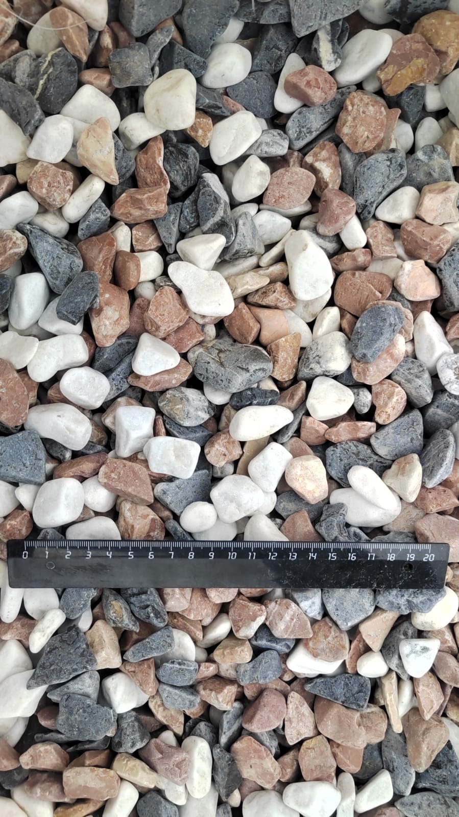  Микс разноцветной гальки (щебень галтованный микс:белый-зеленый-розовый) фр.20-40 мм.  купить  в Липецке мрамор белый, зеленый, розовый мрамор декоративный (галтовка) 14500 руб/т   фото 