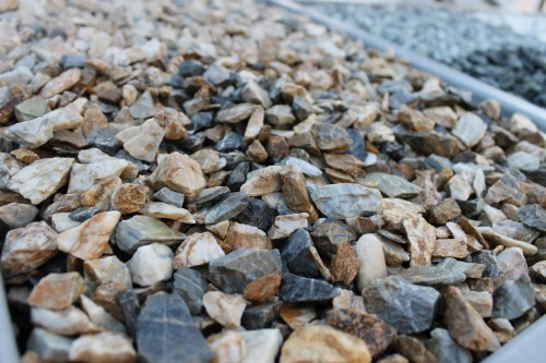  Мраморная крошка (щебень крошка медовый), фр. 10-20 мм.  купить  в Липецке песчаник бежевый, серый каменная ландшафтная крошка  9900 руб/т   фото 