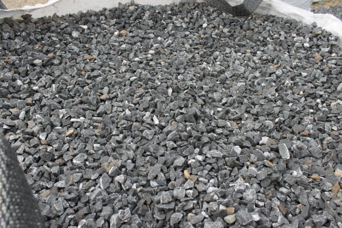  Щебень крошка черный (мрамор) фр. 10-20 мм.  купить  в Липецке мрамор черный с белыми прожилками, черный, белый каменная ландшафтная декоративная крошка щебня 9000 руб/т   фото 