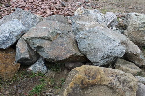  Змеевик скальник фр. 500-1500 мм.  купить в Липецке змеевик зеленый серый черный глыба скальная колотая 7500 руб/т   фото 